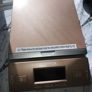 Digital scale in pink